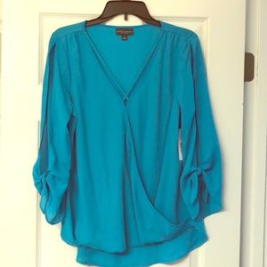 Trendy beautiful turquoise top size medium NWT